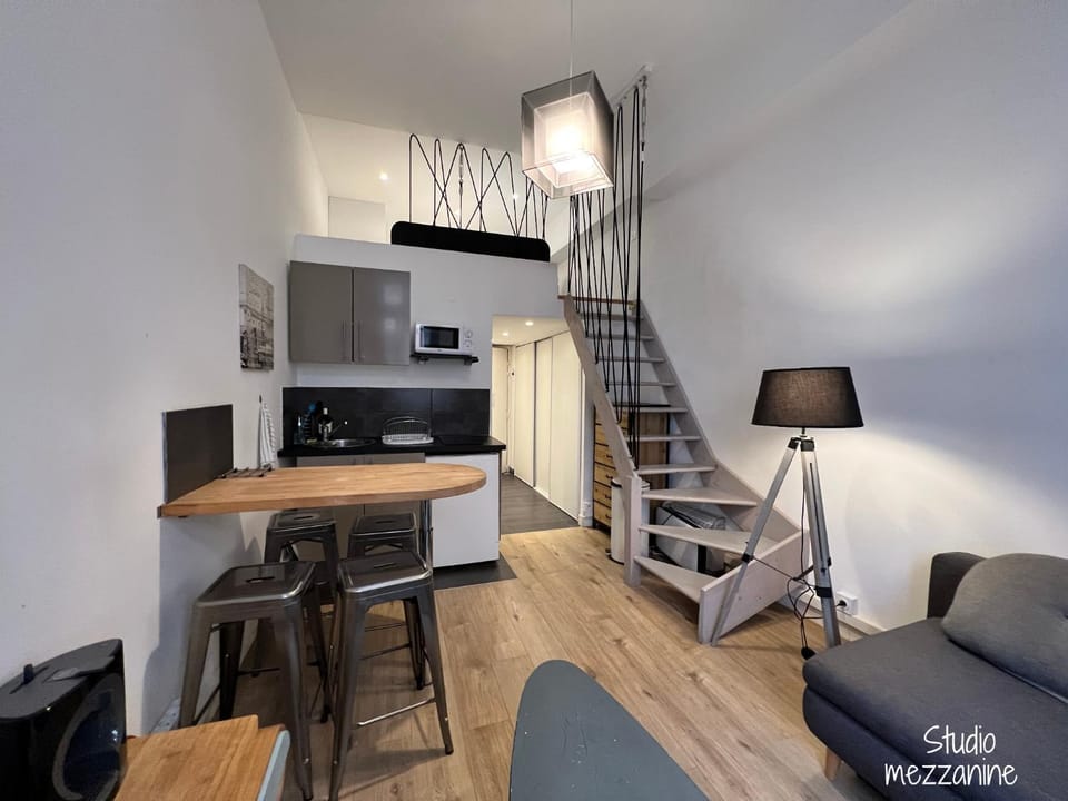 Kitchen or kitchenette, Living room, Seating area, oven