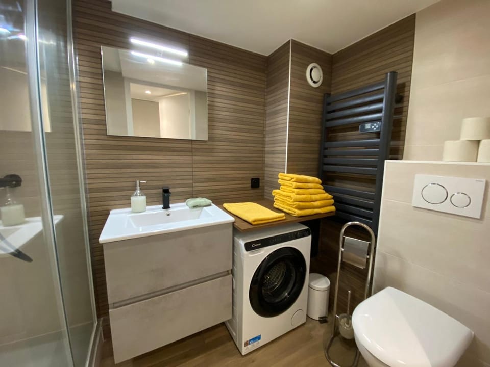 Shower, Bathroom, towels, washing machine