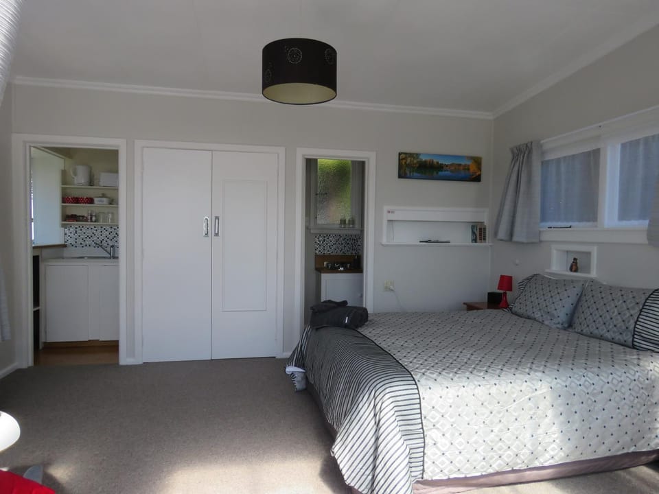 Oamaru Harbour Nest Chalet in Otago