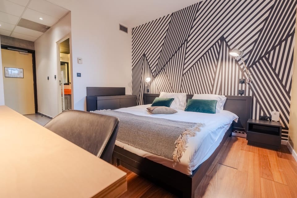 Bed, Photo of the whole room, Seating area