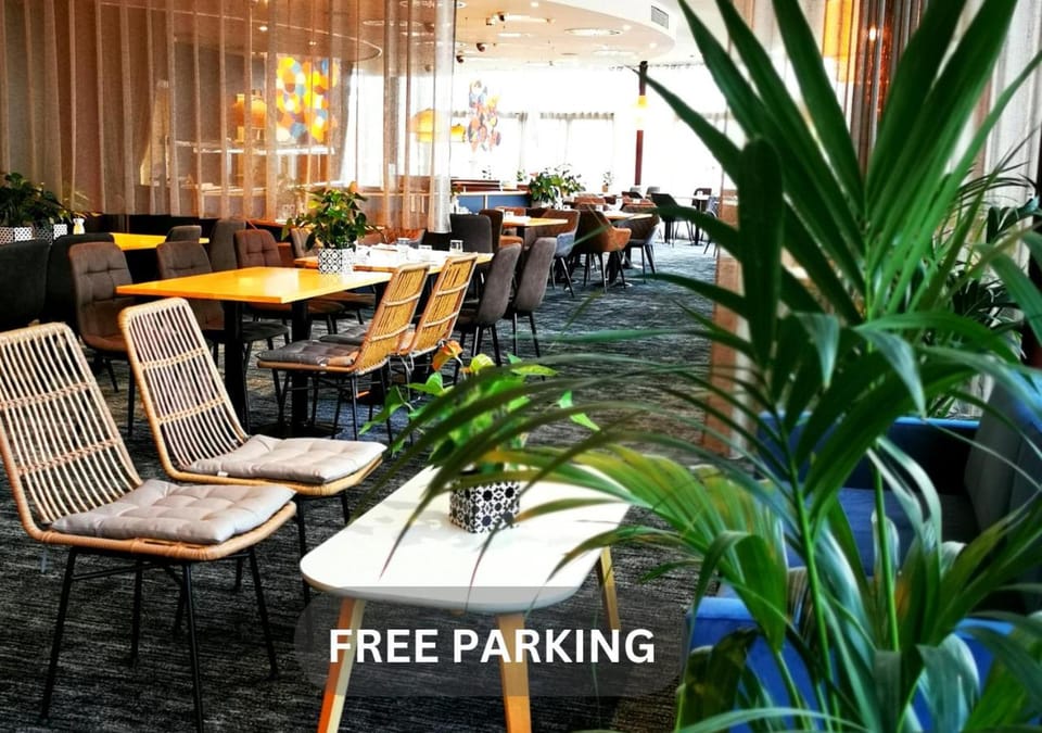 Restaurant/places to eat, Lounge or bar