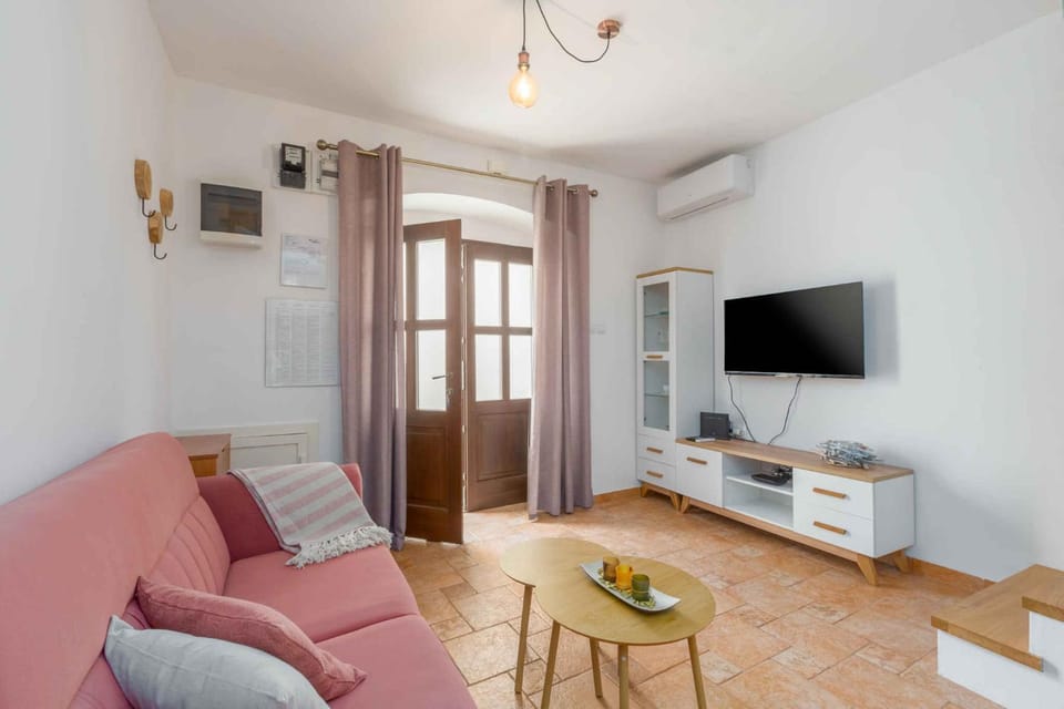 TV and multimedia, Living room, Seating area, air conditioner