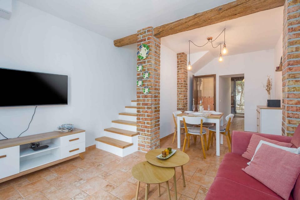 TV and multimedia, Living room, Seating area, Dining area