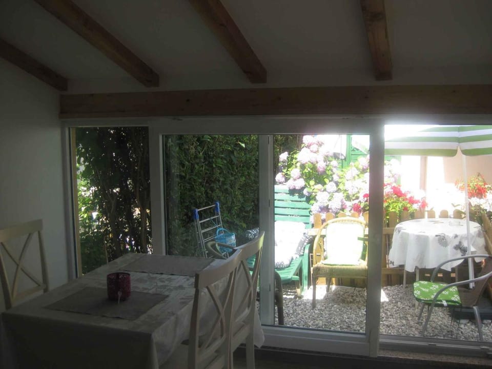 Nearby landmark, Summer, Seating area, Dining area