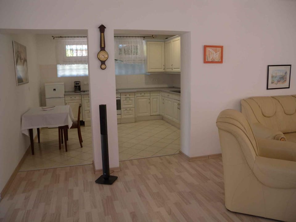 Kitchen or kitchenette, Seating area, Dining area