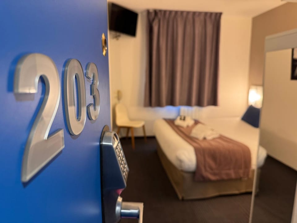 TV and multimedia, Photo of the whole room, Bedroom