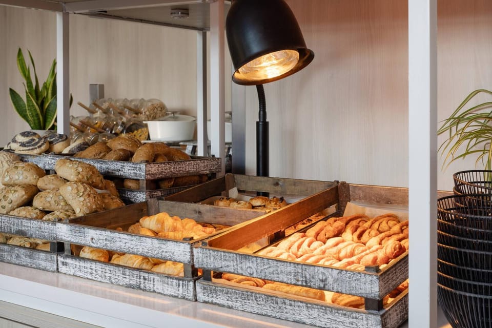 Restaurant/places to eat, Food and drinks, Dining area, Breakfast