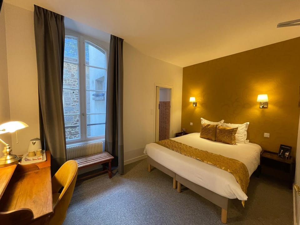 Bed, Coffee/tea facilities, View (from property/room), Bedroom, Inner courtyard view, wardrobe