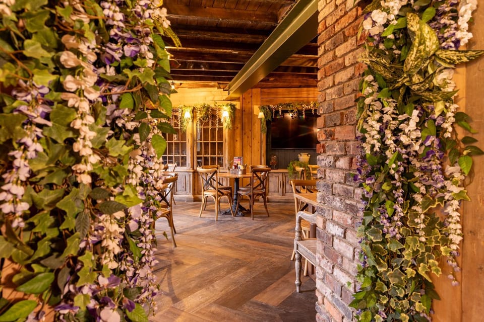 Restaurant/places to eat, Lounge or bar