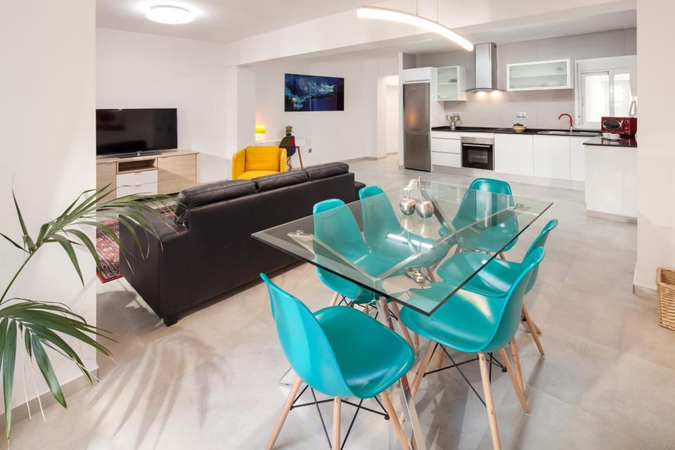 Kitchen or kitchenette, Seating area, Dining area