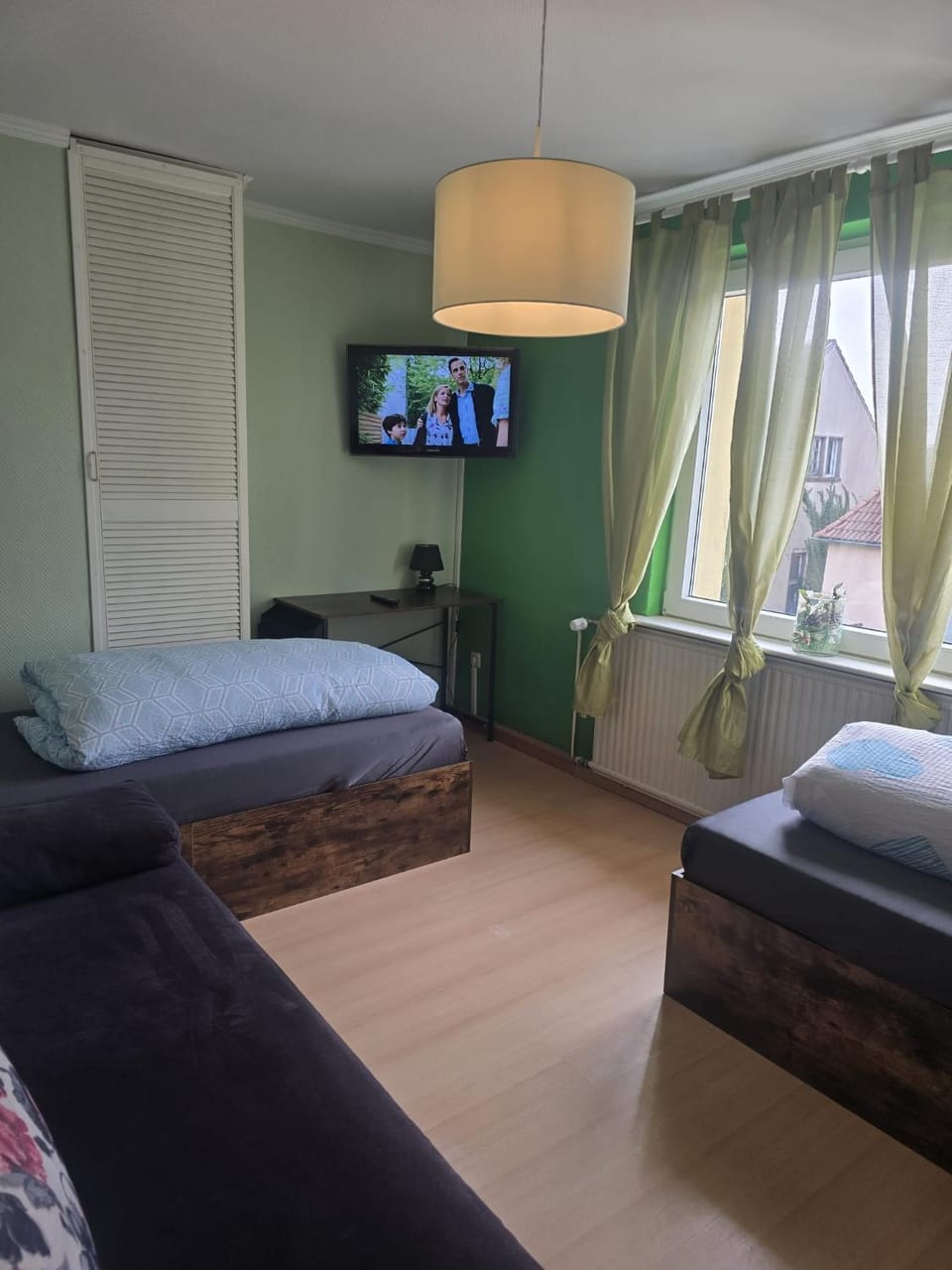 Bed, TV and multimedia, Living room, Photo of the whole room, Seating area, Bedroom, wardrobe