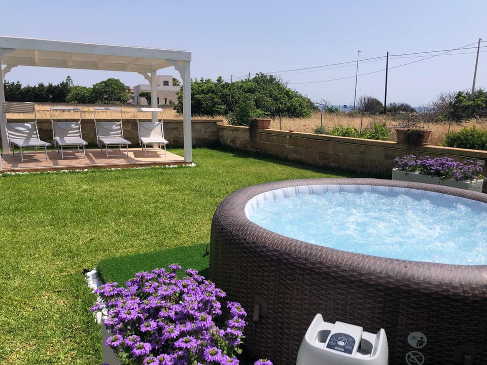 Property building, Garden, Hot Tub, Swimming pool