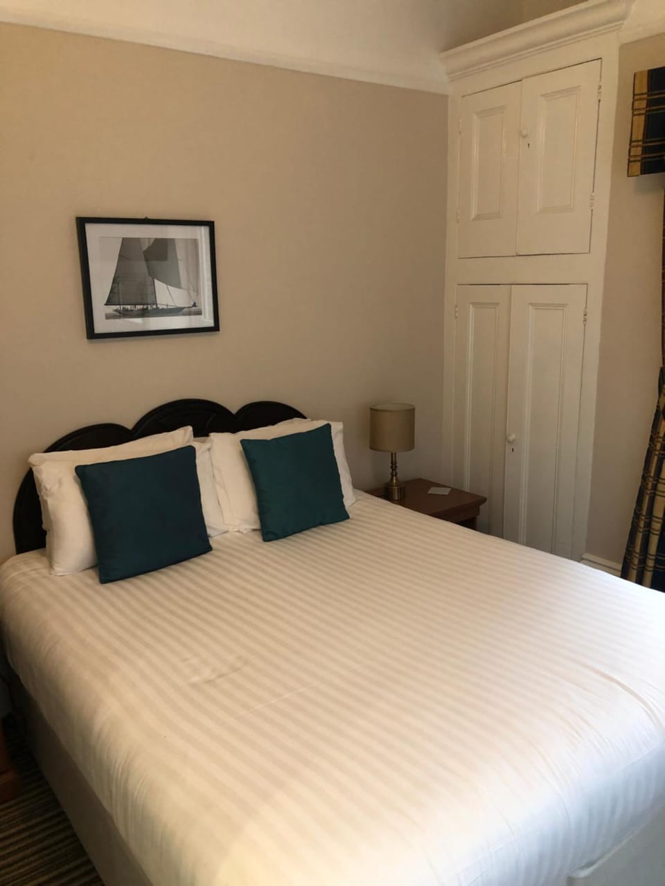 Shower, Toilet, Bed, Coffee/tea facilities, Decorative detail, Bedroom, Garden view