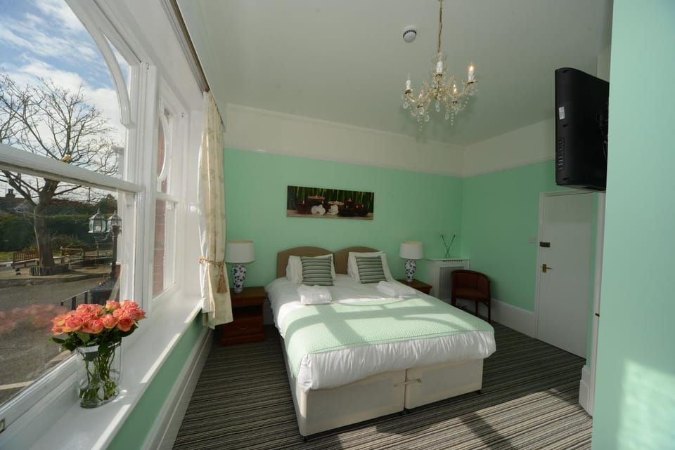 Shower, Toilet, Bed, TV and multimedia, Coffee/tea facilities, Garden view, Street view