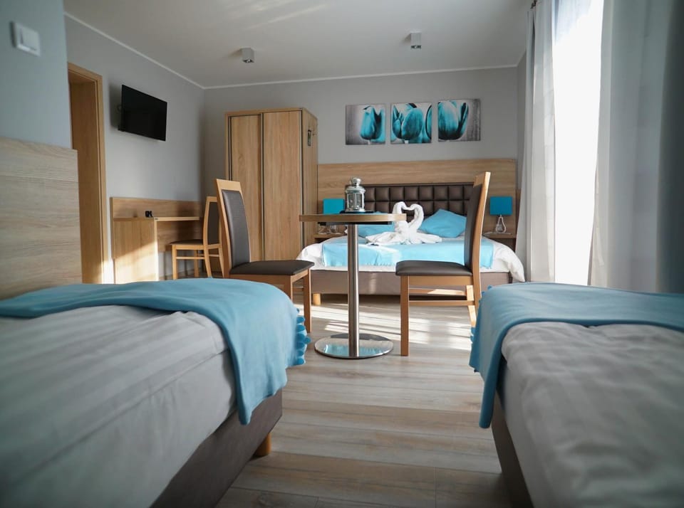 Bed, Photo of the whole room, Seating area, Bedroom