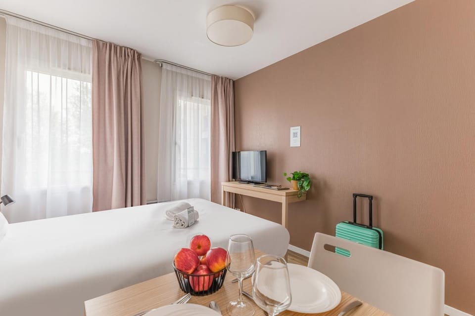 Bed, TV and multimedia, Dining area, Bedroom