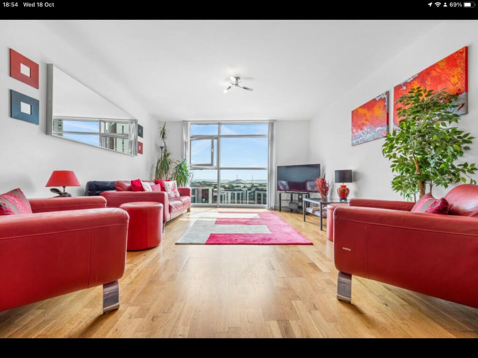 Stunning Spacious City Apartment with free parking Apartment in Cardiff