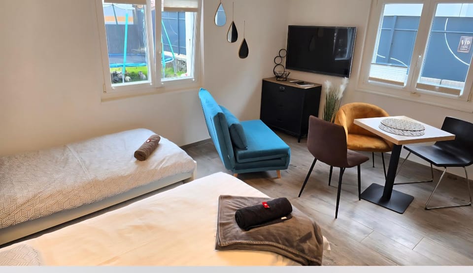 Bed, Dining area, Bedroom