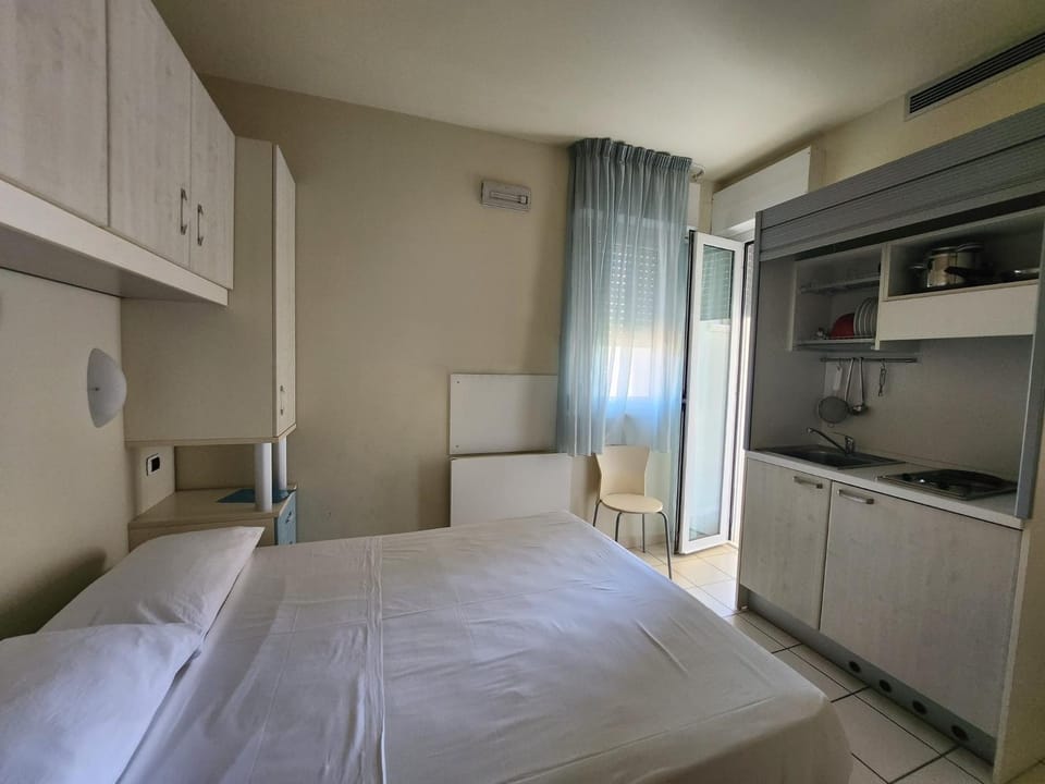 Kitchen or kitchenette, Bedroom