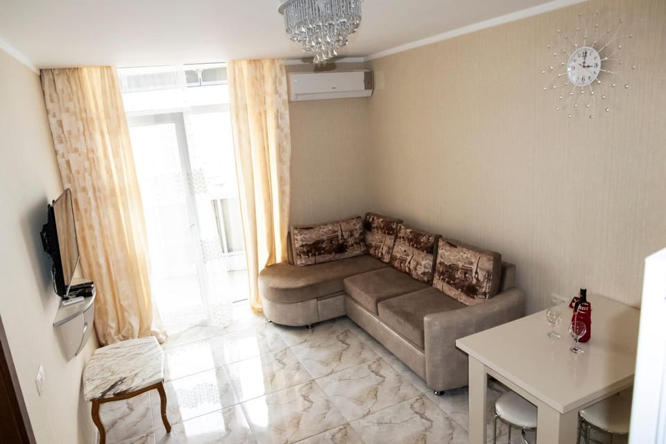 Coffee/tea facilities, Kitchen or kitchenette, Living room, Dining area