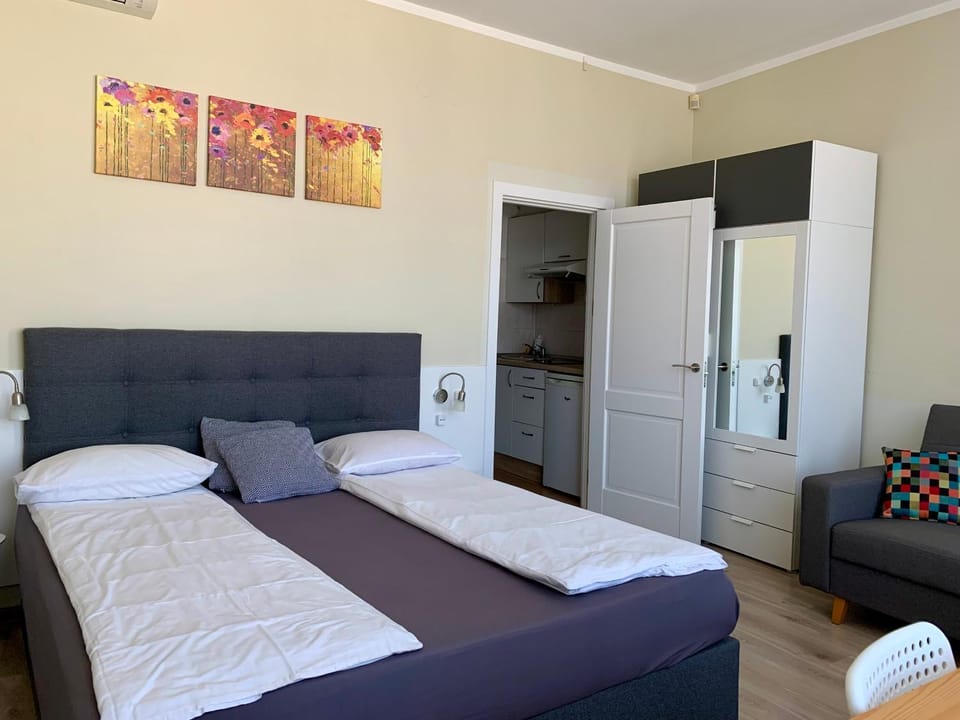 Bed, Living room, Photo of the whole room, Bedroom, wardrobe