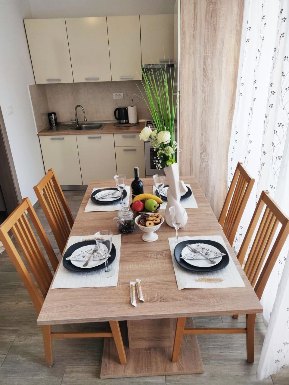 Kitchen or kitchenette, Dining area