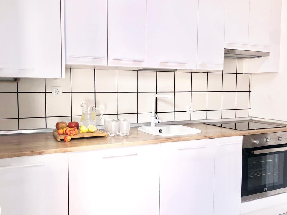 Kitchen or kitchenette, Food and drinks, Dining area