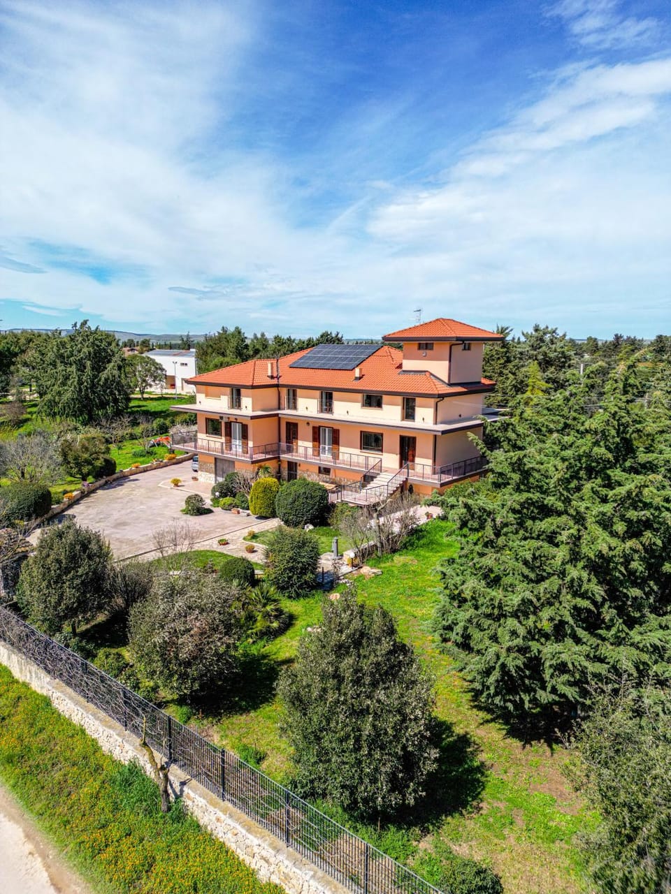 Property building, Natural landscape, Garden, Garden view, Parking