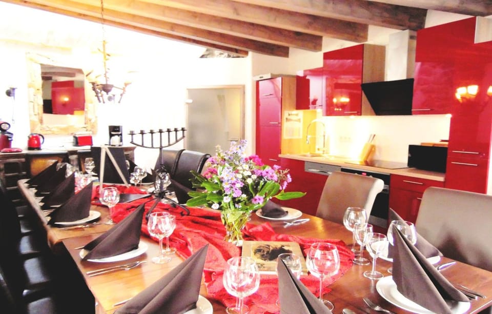 TV and multimedia, Kitchen or kitchenette, Living room, Photo of the whole room, Seating area, Dining area, Communal kitchen