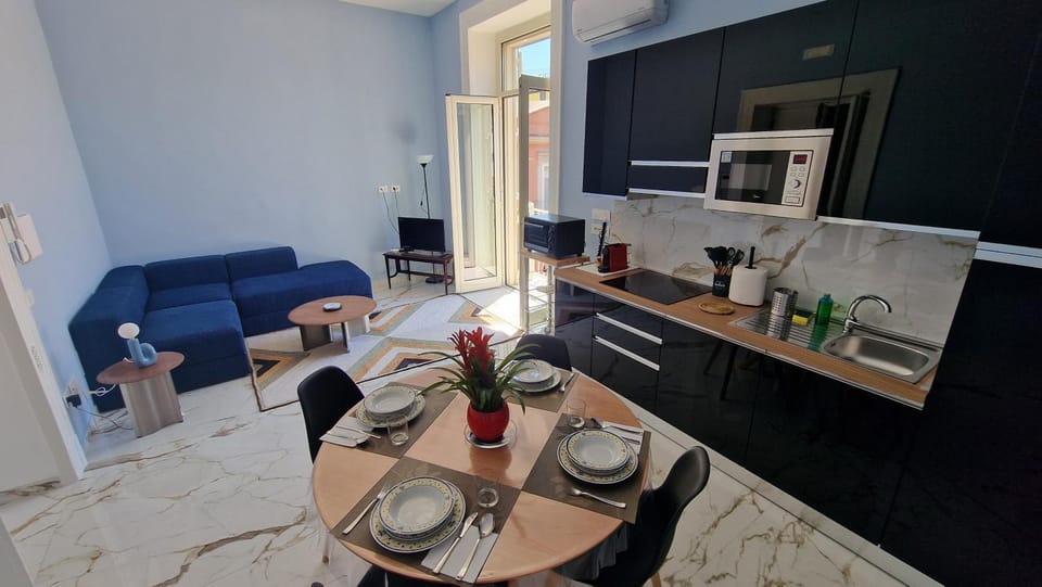 Coffee/tea facilities, Kitchen or kitchenette, Dining area, stove, kitchen