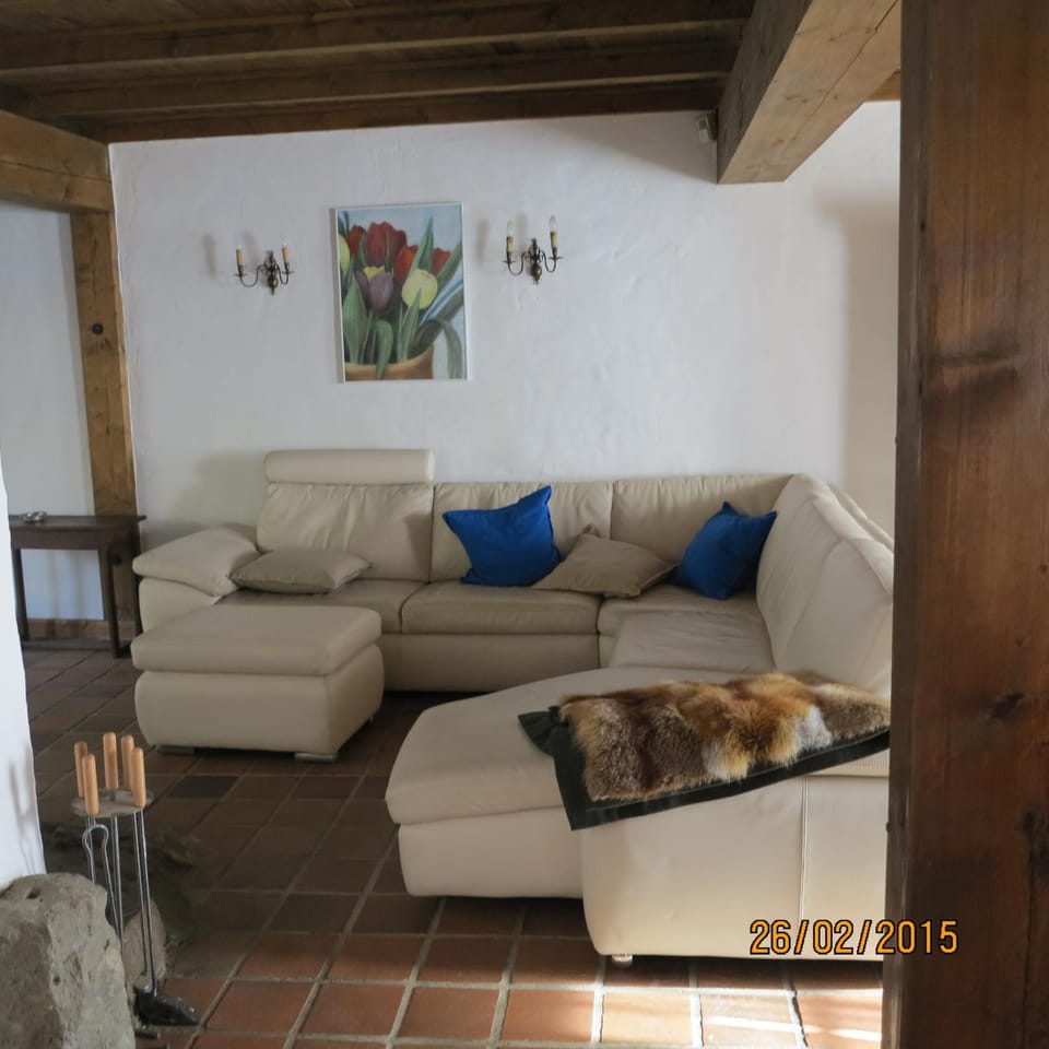 Photo of the whole room, Seating area