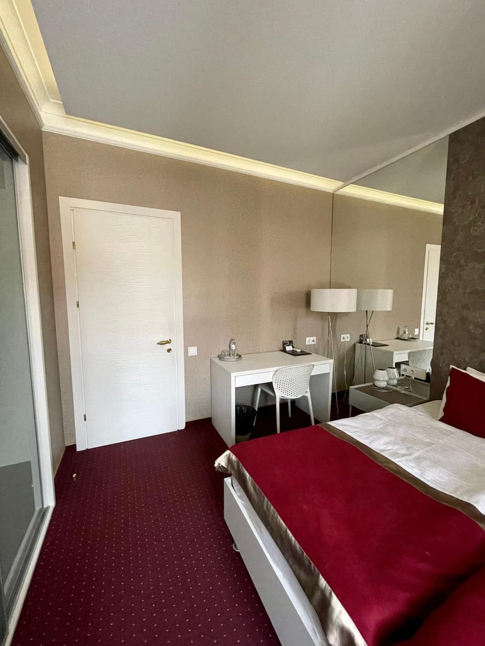 Bed, Living room, Photo of the whole room, Bedroom