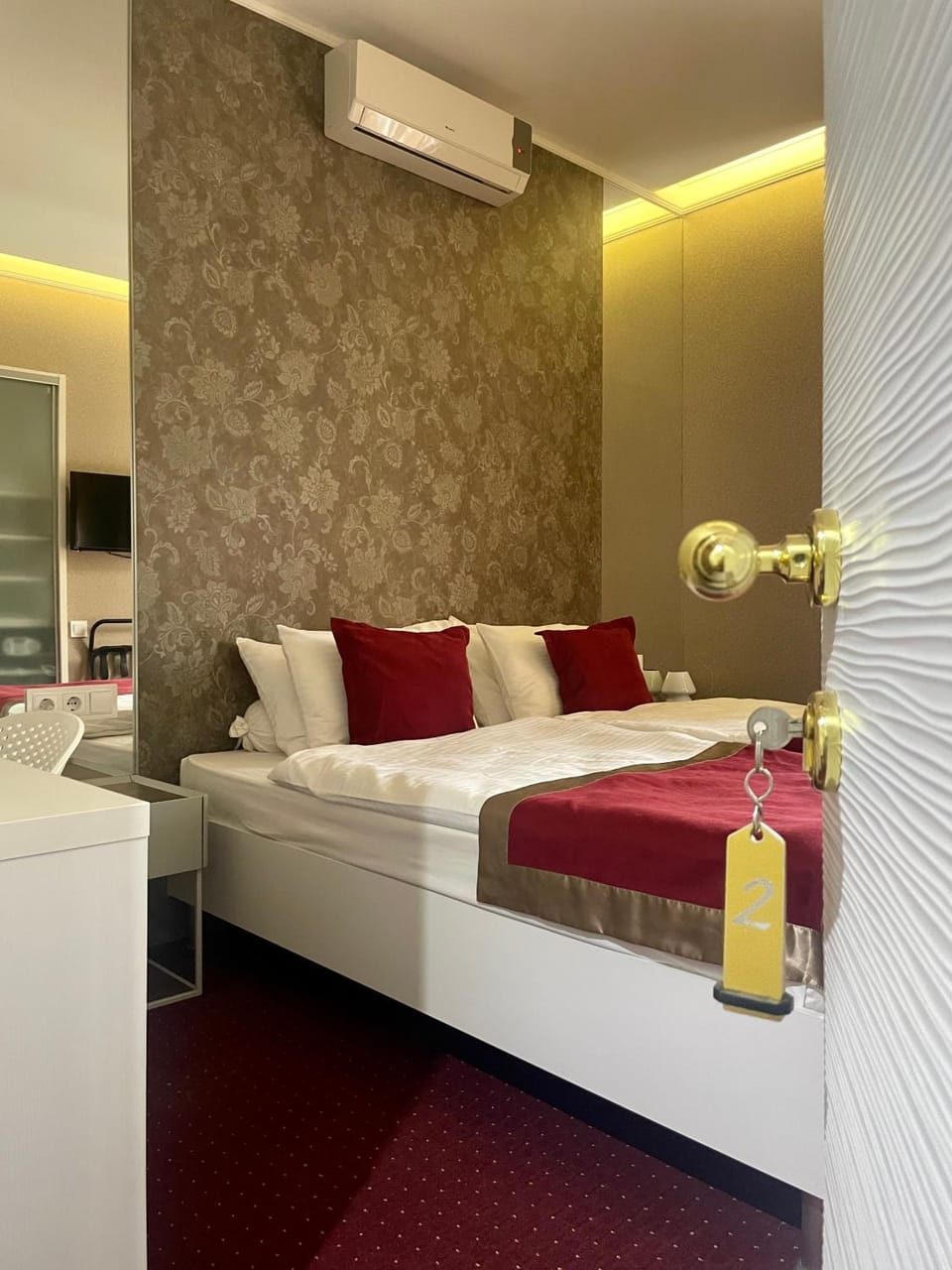 Bed, Living room, Photo of the whole room, Bedroom