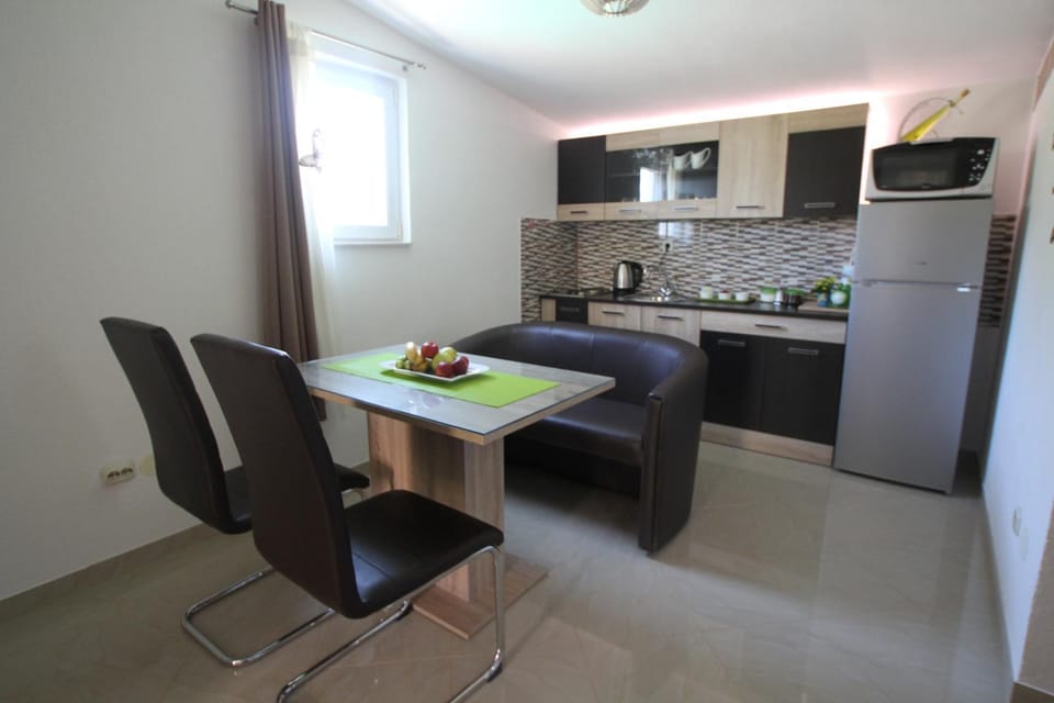 Coffee/tea facilities, Kitchen or kitchenette, Dining area