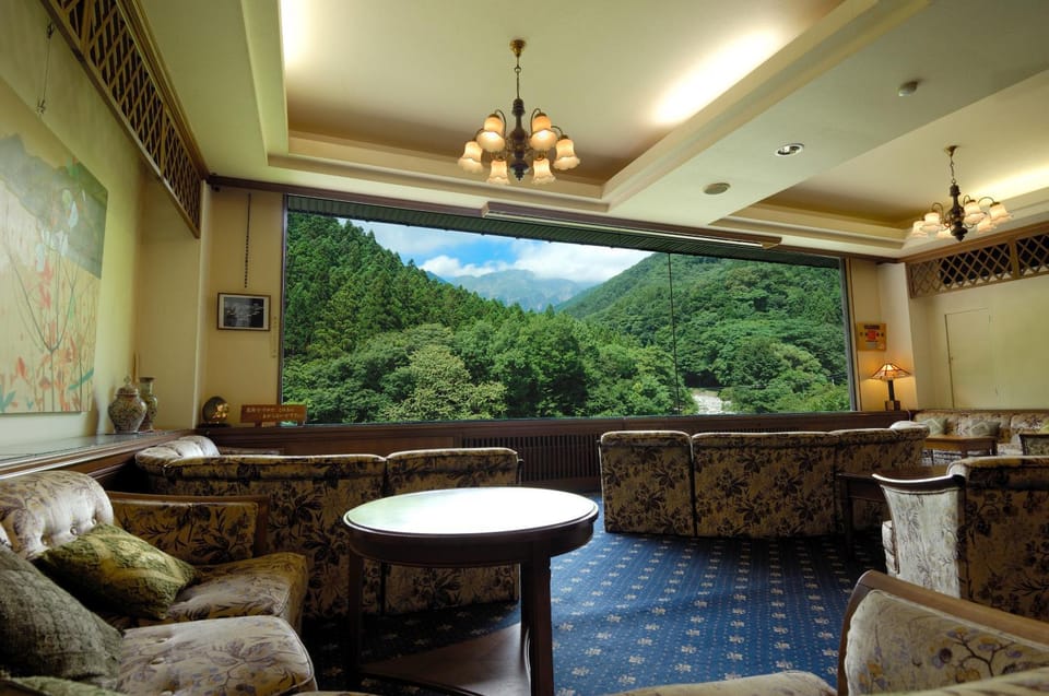 Communal lounge/ TV room, Mountain view