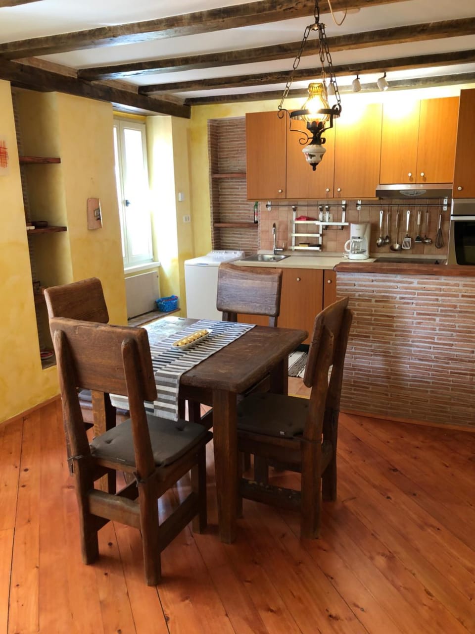 Kitchen or kitchenette, Seating area, Dining area