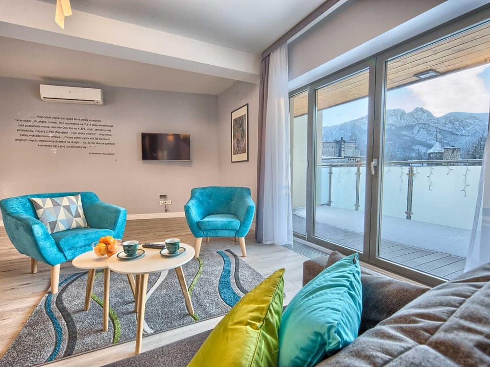 TV and multimedia, Balcony/Terrace, Living room, Seating area, Landmark view, Mountain view