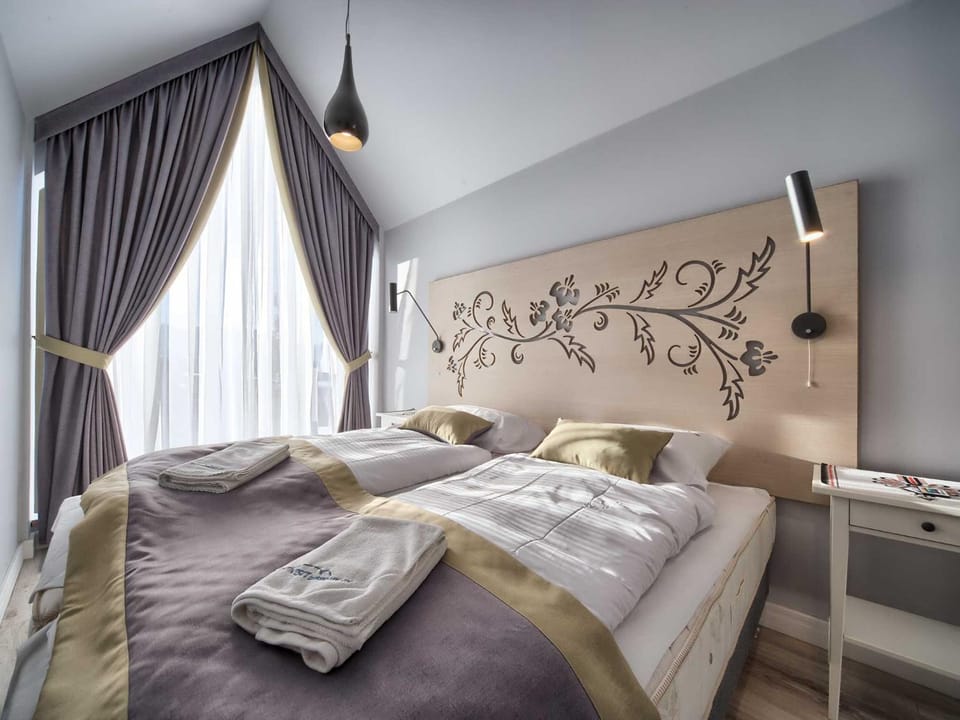 Bed, Photo of the whole room, Decorative detail, Seating area, Bedroom