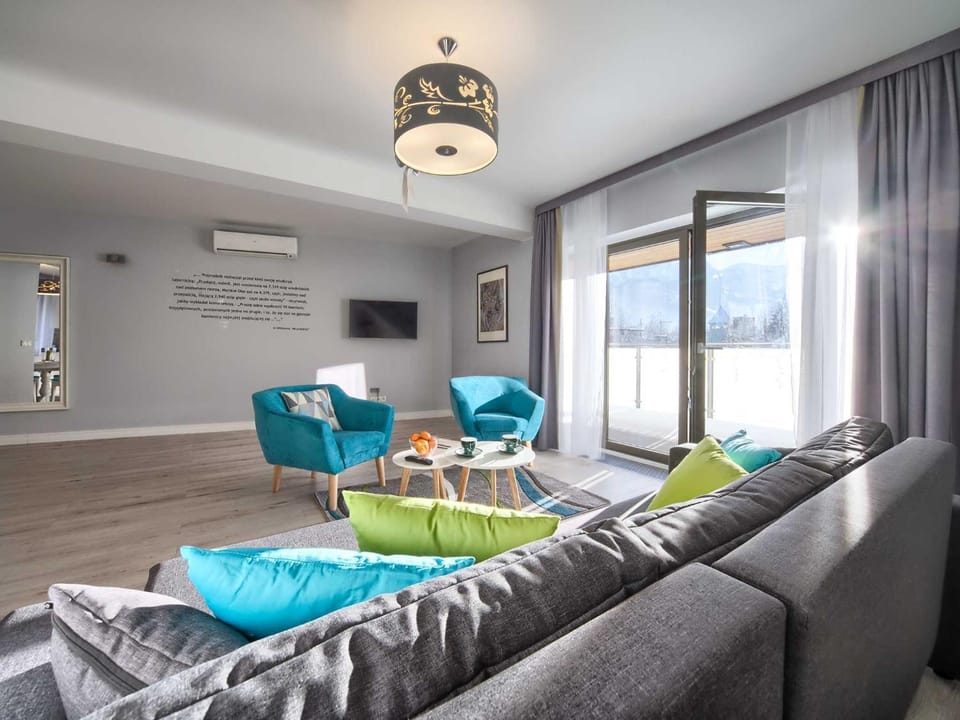 TV and multimedia, Balcony/Terrace, Seating area, Landmark view, Mountain view