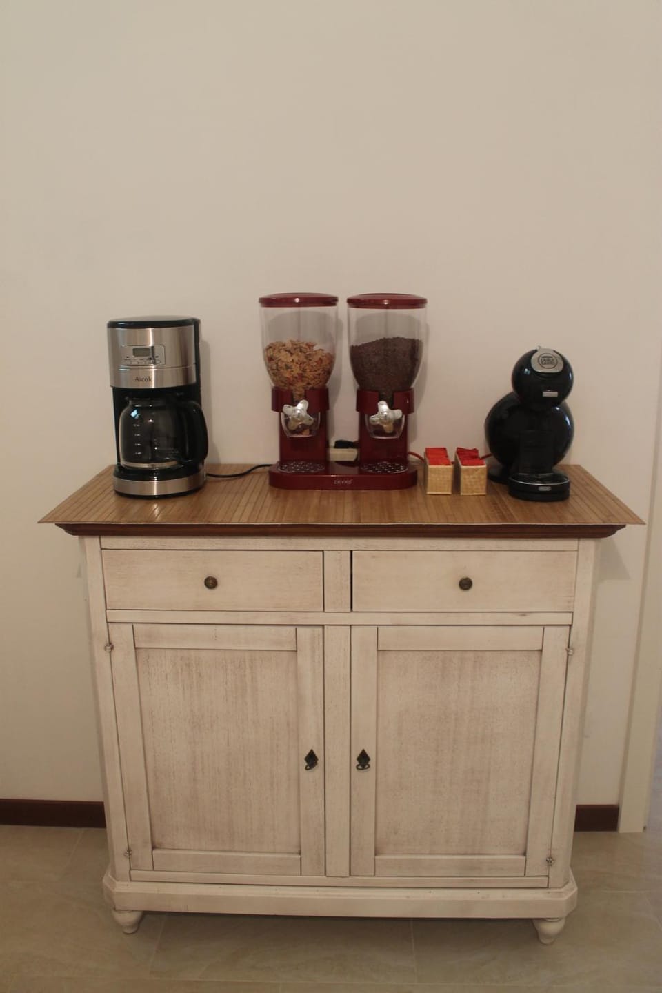 Restaurant/places to eat, Coffee/tea facilities, Lounge or bar