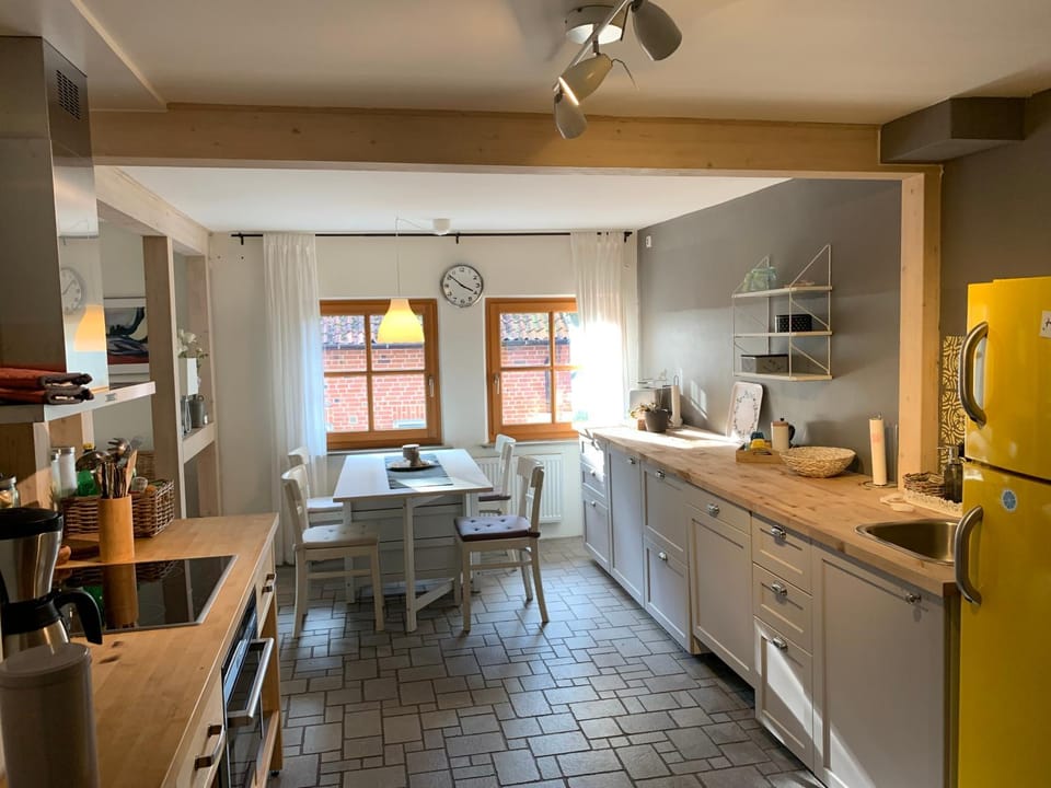 Kitchen or kitchenette, Dining area