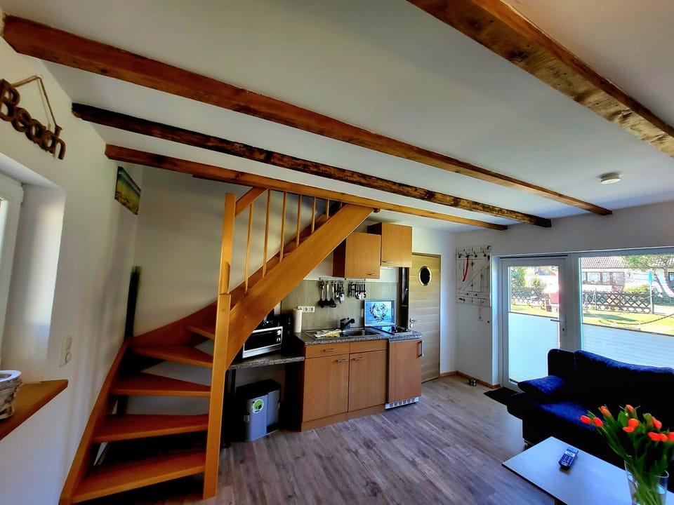 Kitchen or kitchenette, minibar