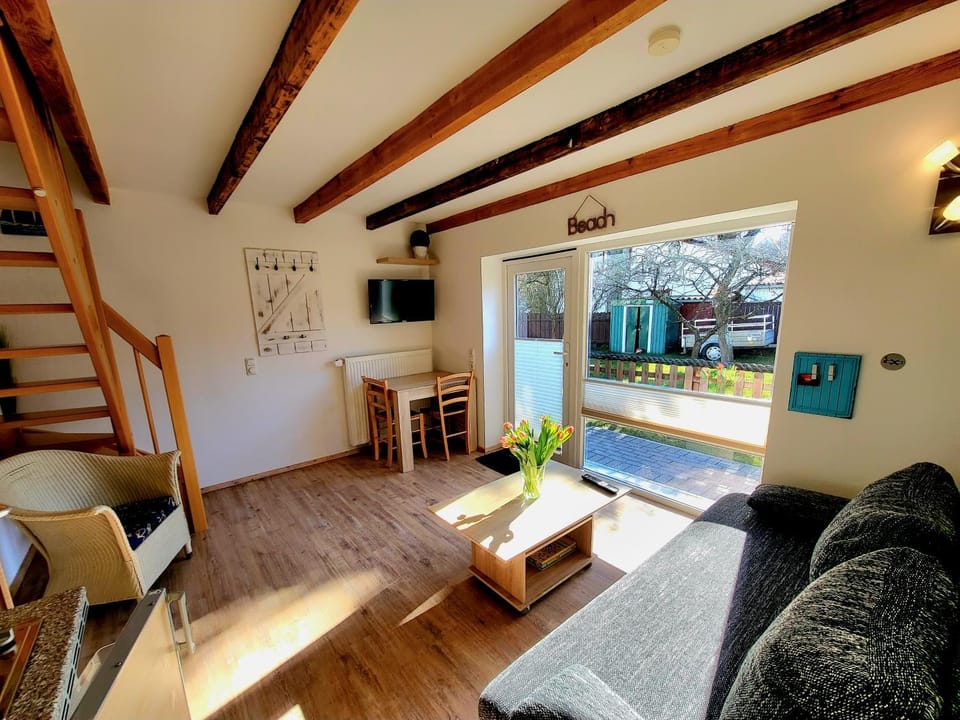 TV and multimedia, Living room, Seating area, Evening entertainment