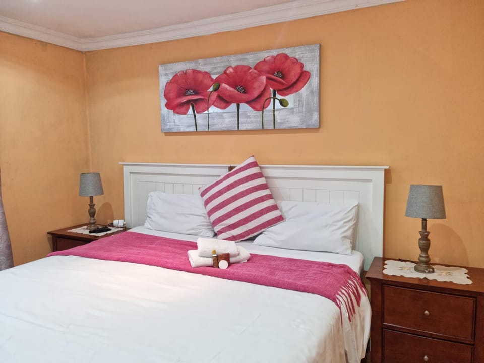 Shower, Toilet, Staff, Bed, Bathroom, Living room, Seating area, Bedroom, Breakfast, English/Irish breakfast, children, Bath, fireplace, internet, locker, minibar, towels, wardrobe