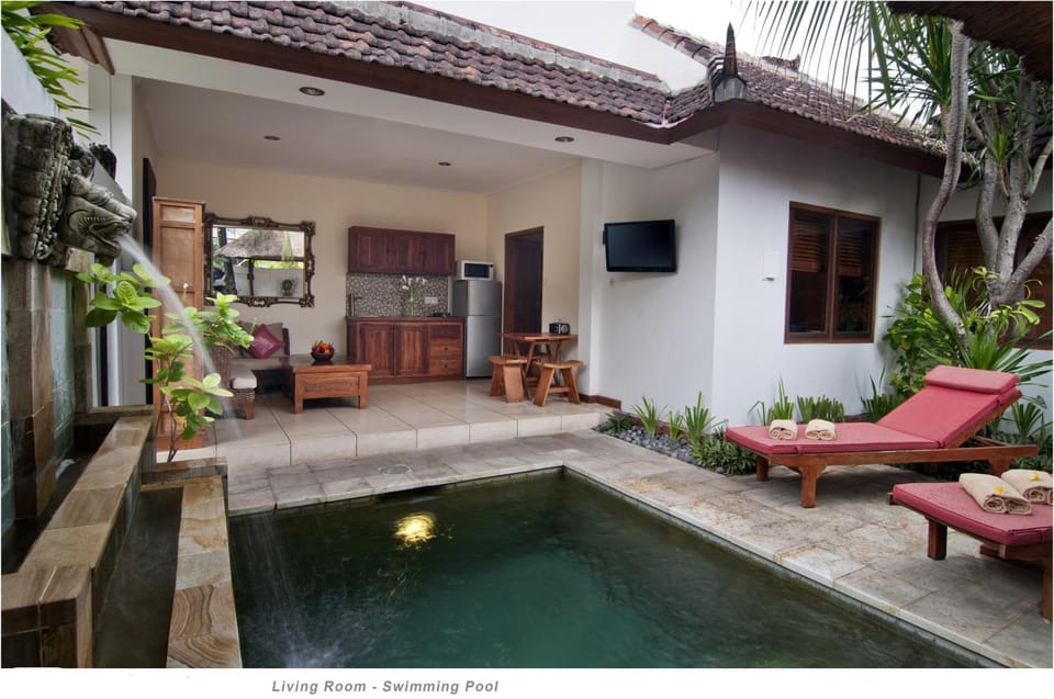 Property building, Kitchen or kitchenette, Dining area, Garden view, Pool view, Swimming pool