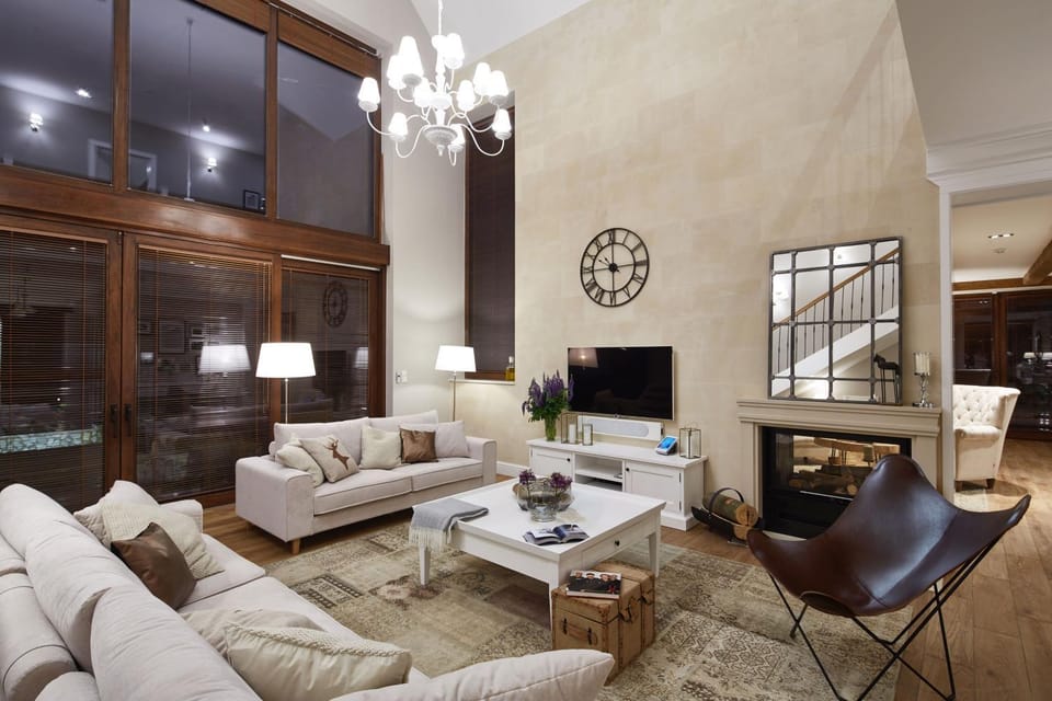 Communal lounge/ TV room, Night, TV and multimedia, Balcony/Terrace, Seating area, Pets, Garden view