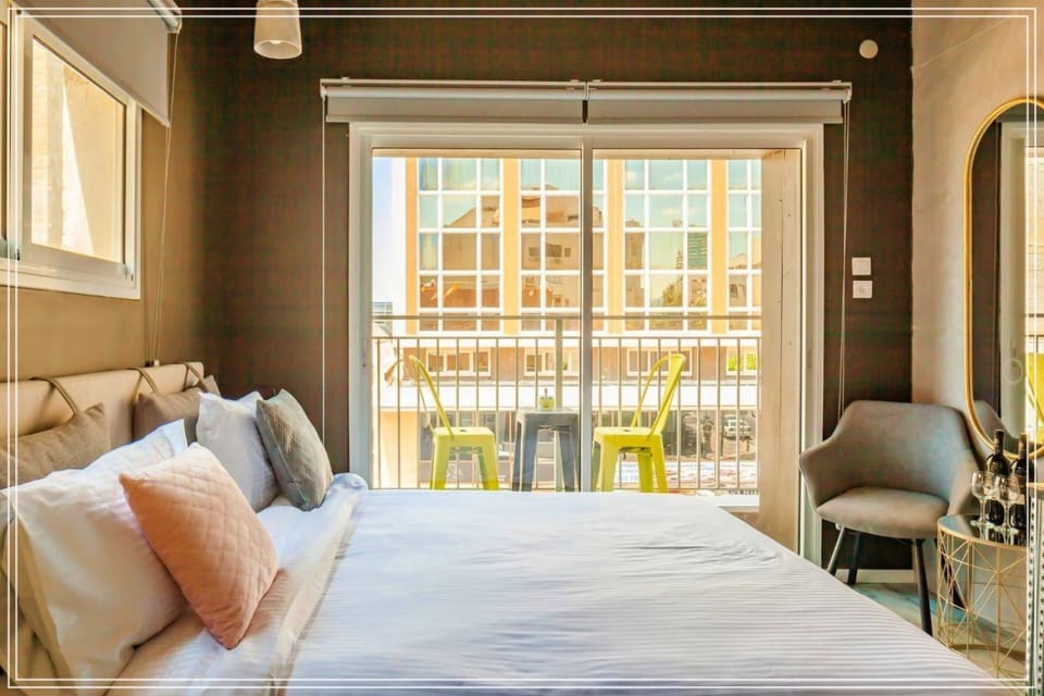 Bed, Photo of the whole room, Seating area, Bedroom