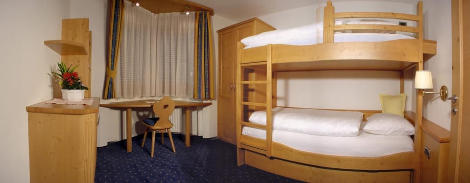 Bedroom, bunk bed