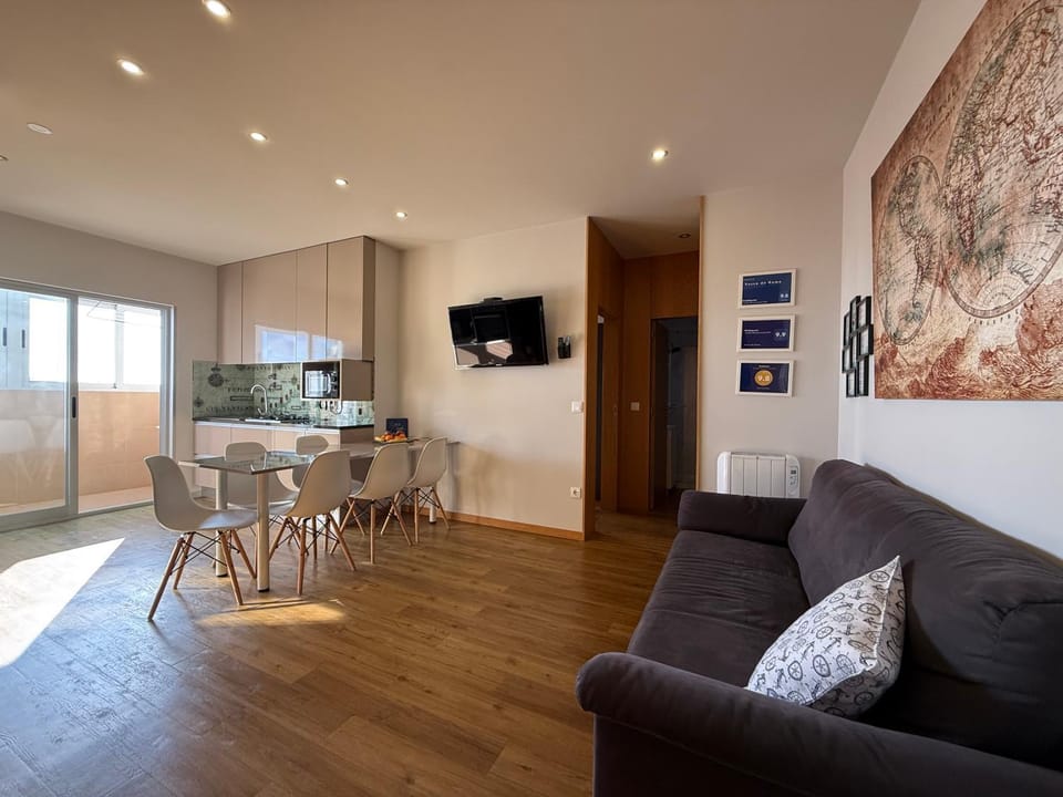 Communal lounge/ TV room, TV and multimedia, Kitchen or kitchenette, Living room, Seating area, Dining area