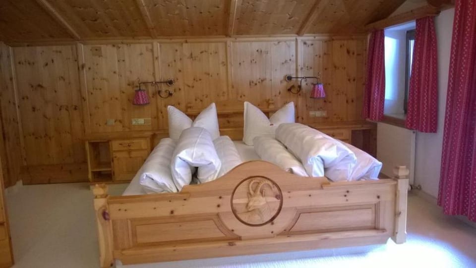 Bed, Balcony/Terrace, Bedroom, Mountain view